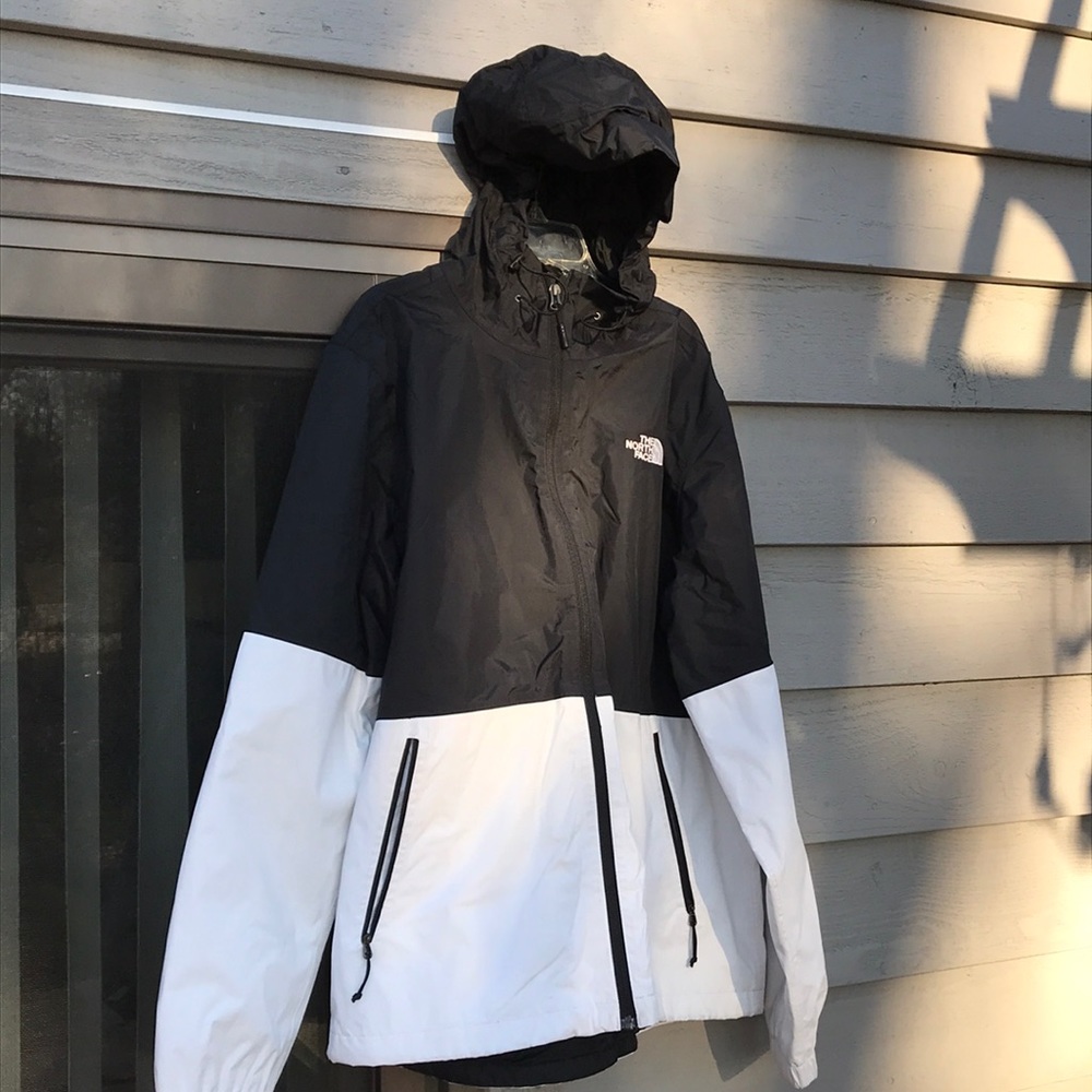 Used men’s North Face raincoat. Size L.